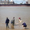 Zwei verschiedene Ufer: Sandstrand versus Kaimauer. 